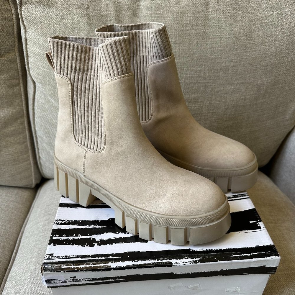 Dolce Vita Romy Chelsea Boots - size 9 - NEW IN BOX! - Ivory